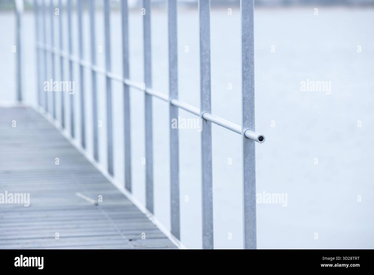 ponte per il bagno in metallo in inverno che crea una semplice immagine di design nordico, un quadro naturale calmo in un poster dai colori pastello calmi. Foto Stock