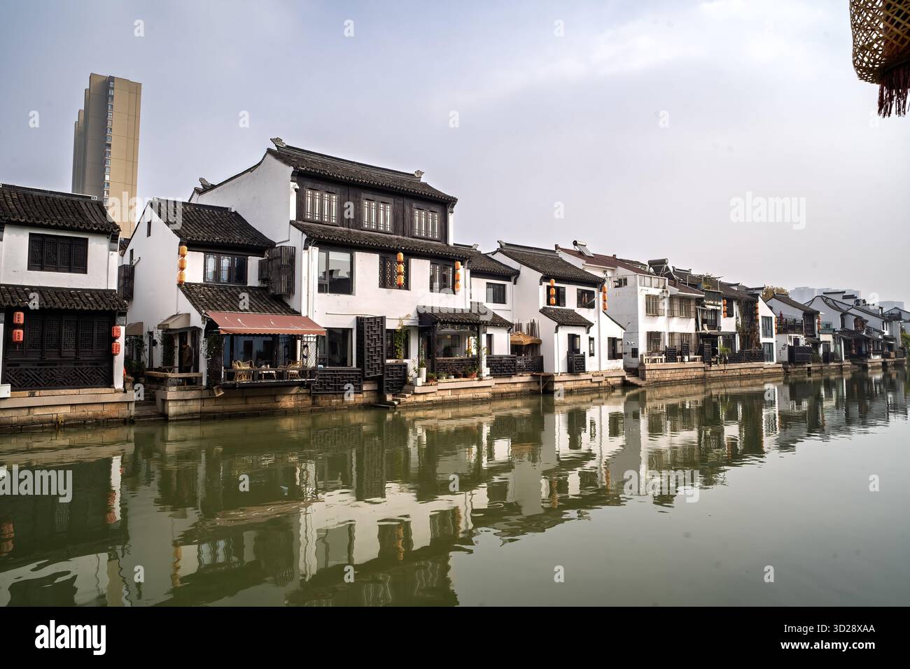 Piccolo fiume vicino all'antica città di Wuxi, in Cina. Foto Stock