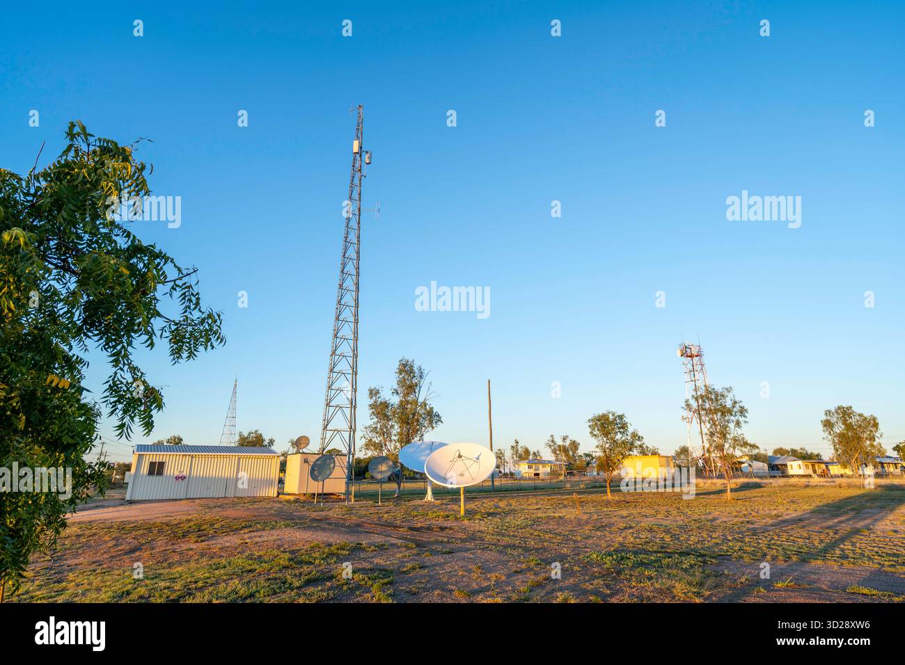 Telcommunication tower e parabole satellitari, Muttaburra, Queensland, Australia Foto Stock