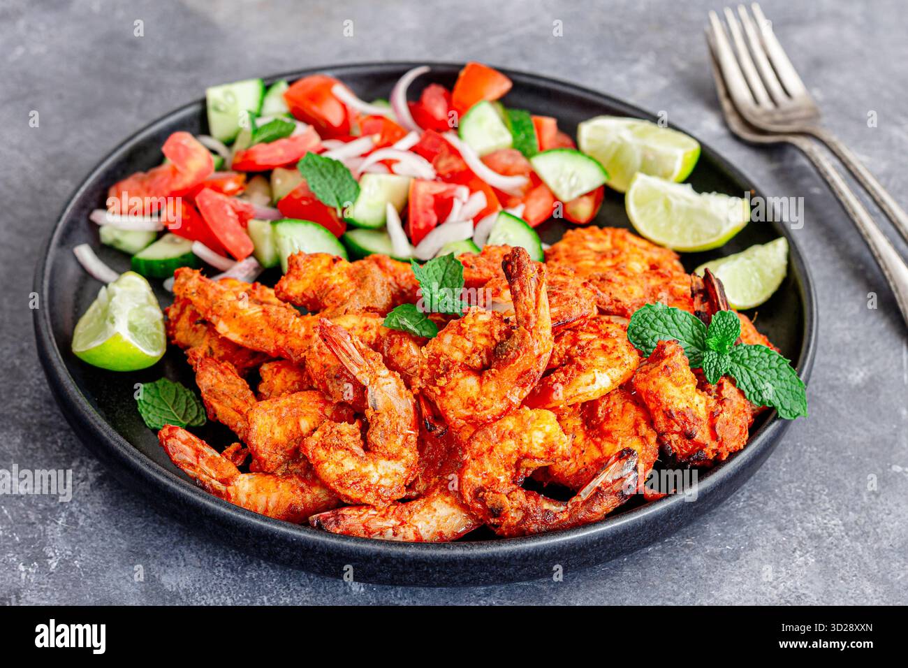 Succosi gamberi tandoori ricoperti di vivaci spezie rosse indiane Foto Stock