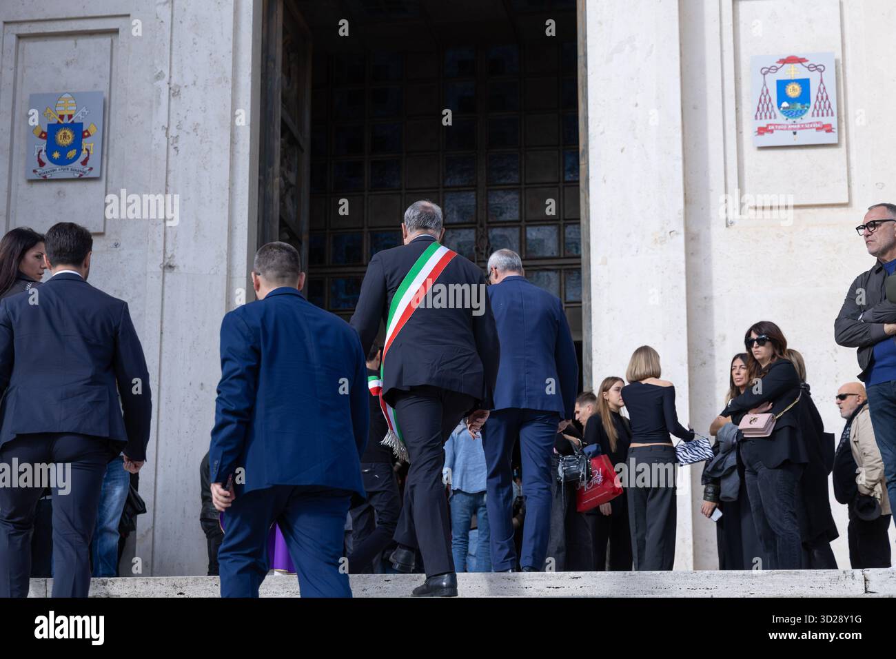 Roma, Italia. 31 ottobre 2025. Il sindaco di Roma Roberto Gualtieri arriva ai funerali di Beatrice Bellucci, la ragazza morta in un incidente d'auto venerdì 28 ottobre, presso la Basilica dei Santi Pietro e Paolo nel quartiere EUR di Roma. Credito: Agenzia fotografica indipendente/Alamy Live News Foto Stock