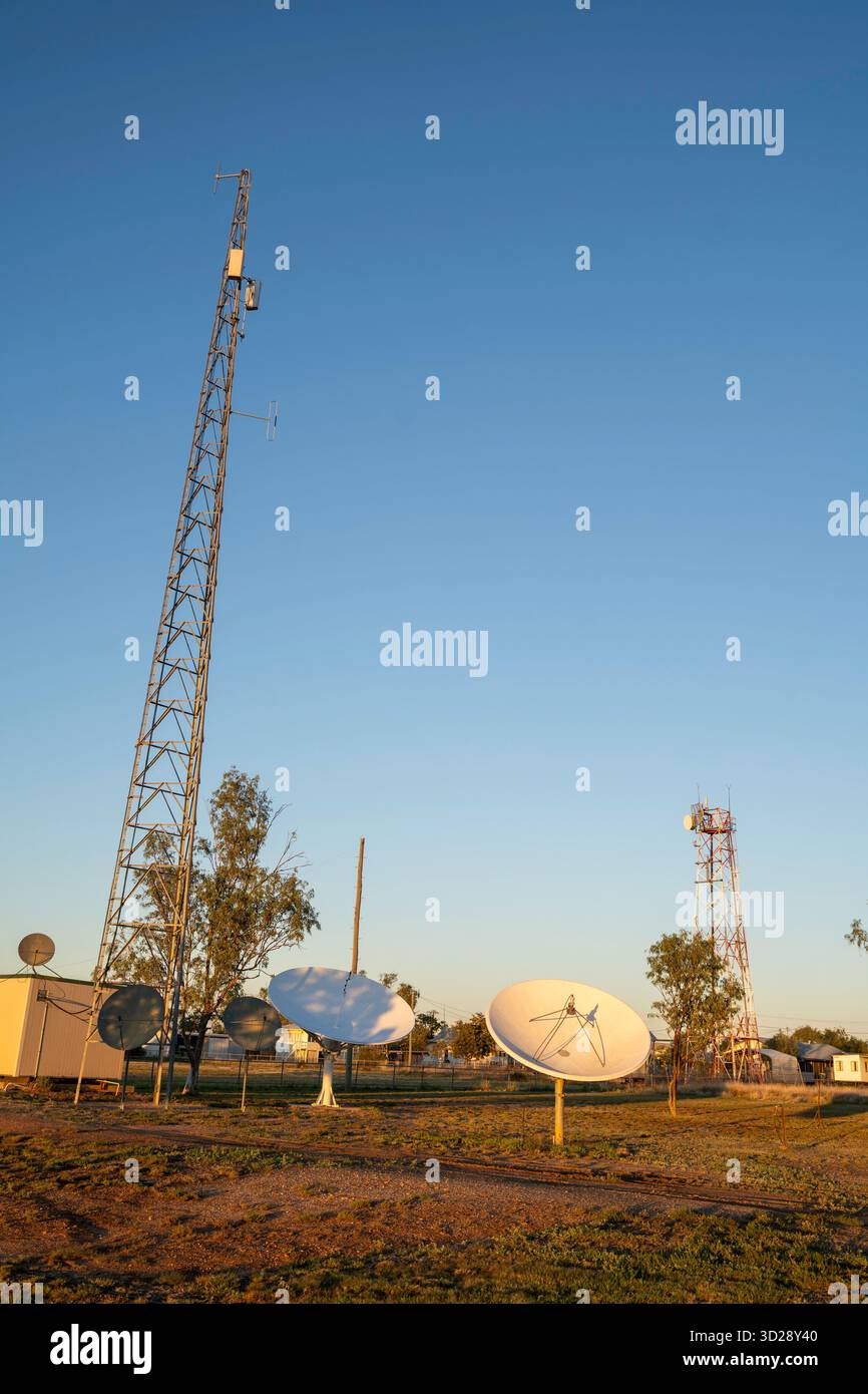 Telcommunication tower e parabole satellitari, Muttaburra, Queensland, Australia Foto Stock