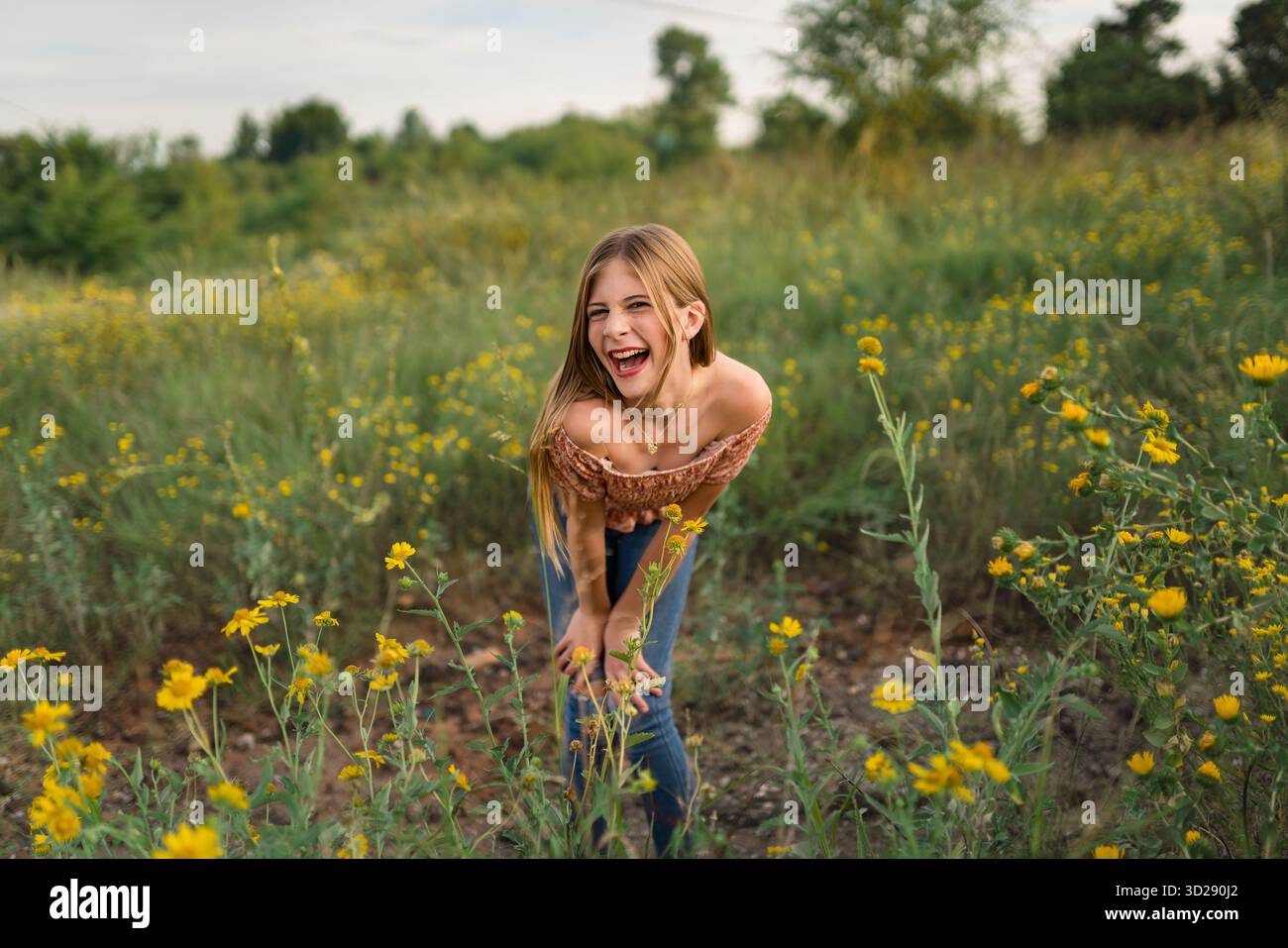 Gen Alpha Girl ride in un campo di Wildflower Foto Stock