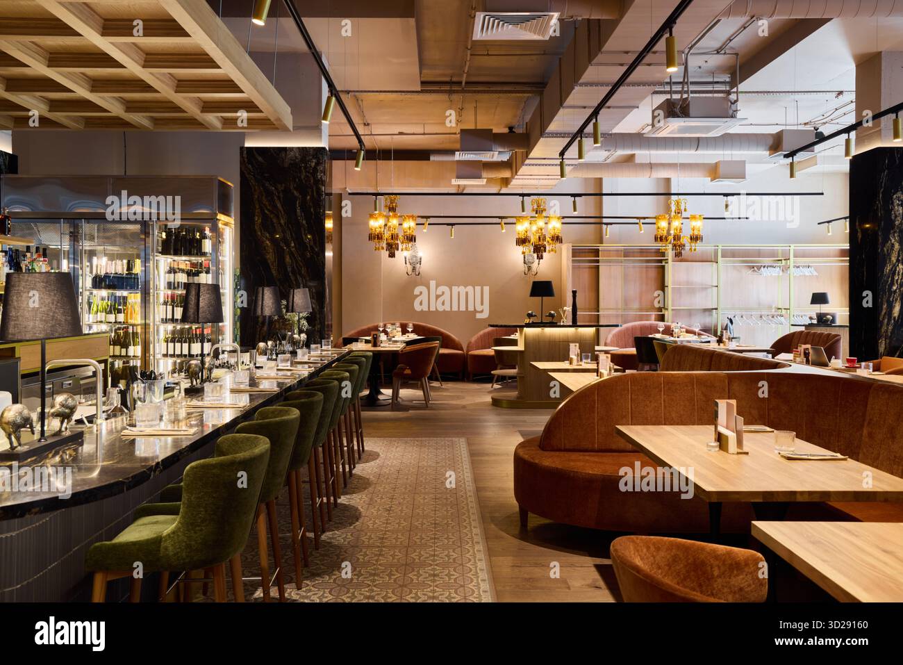 Elegante zona pranzo con arredi eleganti e accoglienti posti a sedere Foto Stock