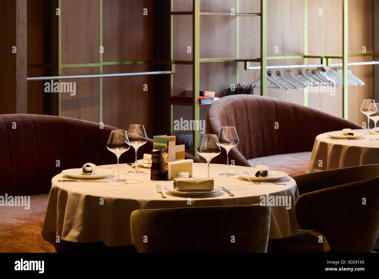 Elegante disposizione dei pasti in un ristorante moderno con posti a sedere accoglienti Foto Stock