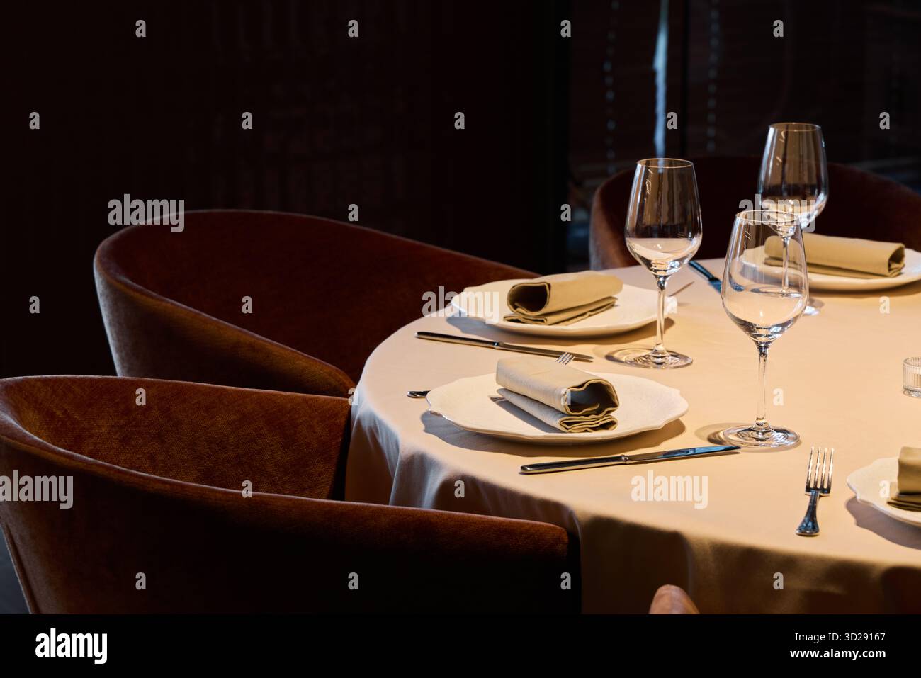 Elegante allestimento da pranzo con stoviglie lucide e un'atmosfera calda Foto Stock