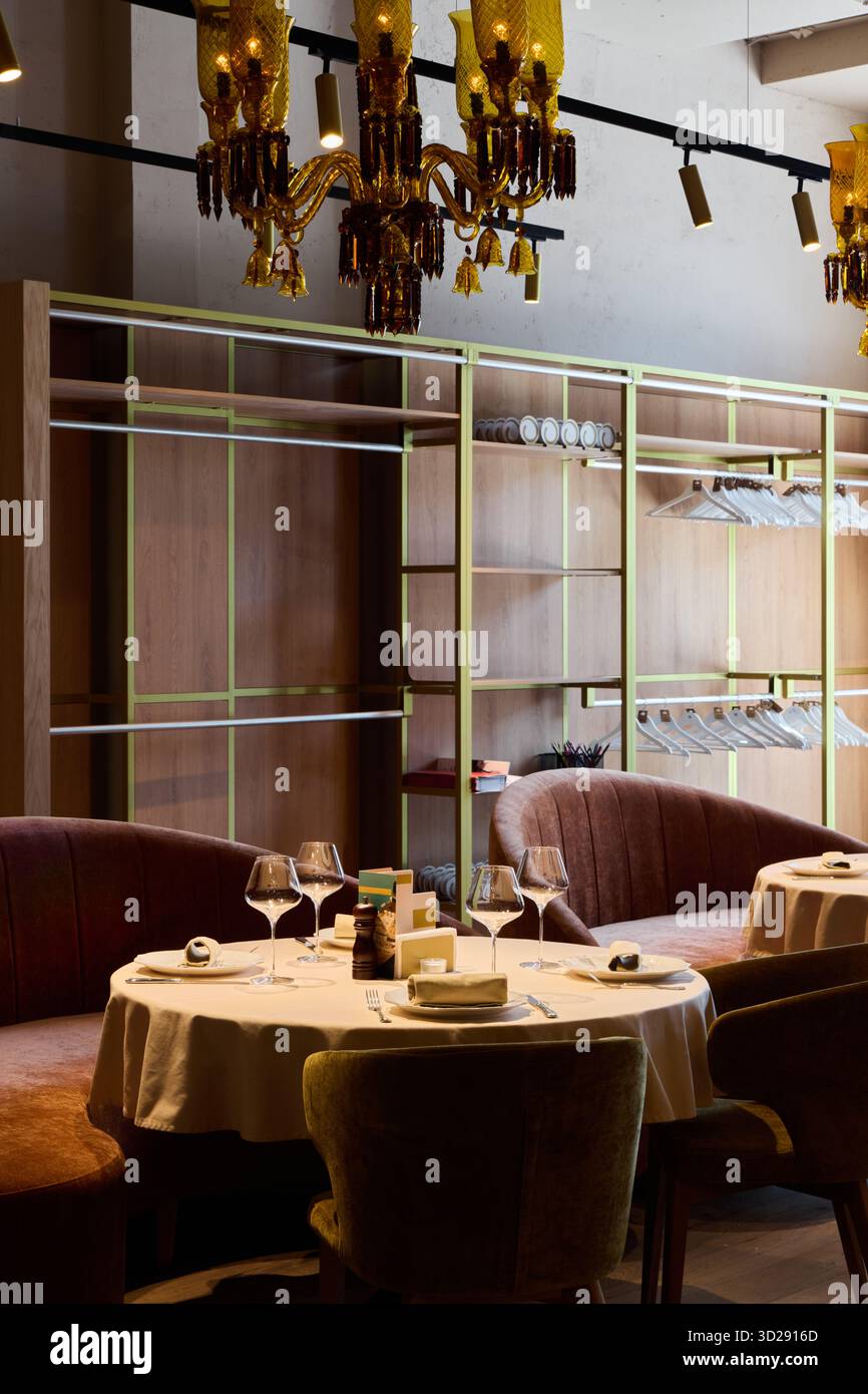 Elegante disposizione dei pasti in un ristorante moderno con arredi eleganti Foto Stock