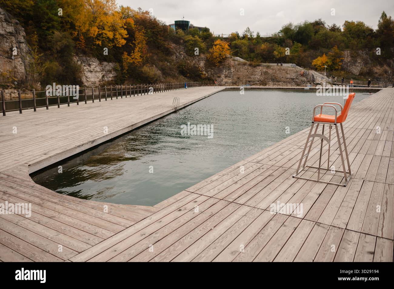 Piscina all'aperto con terrazza in legno e dintorni autunnali Foto Stock