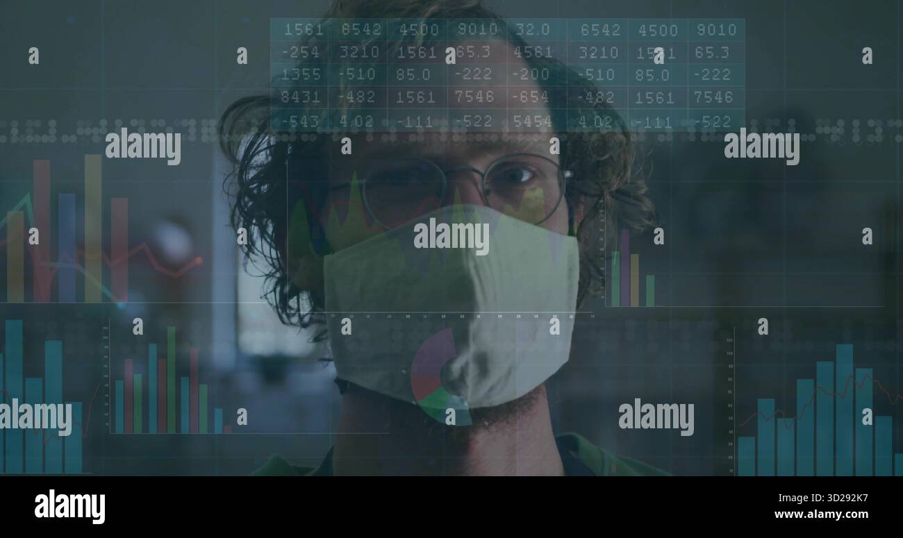 Guardando l'uomo che indossa la maschera del viso in tessuto e gli occhiali rotondi in ufficio sfocato, con sovrapposizioni digitali Foto Stock