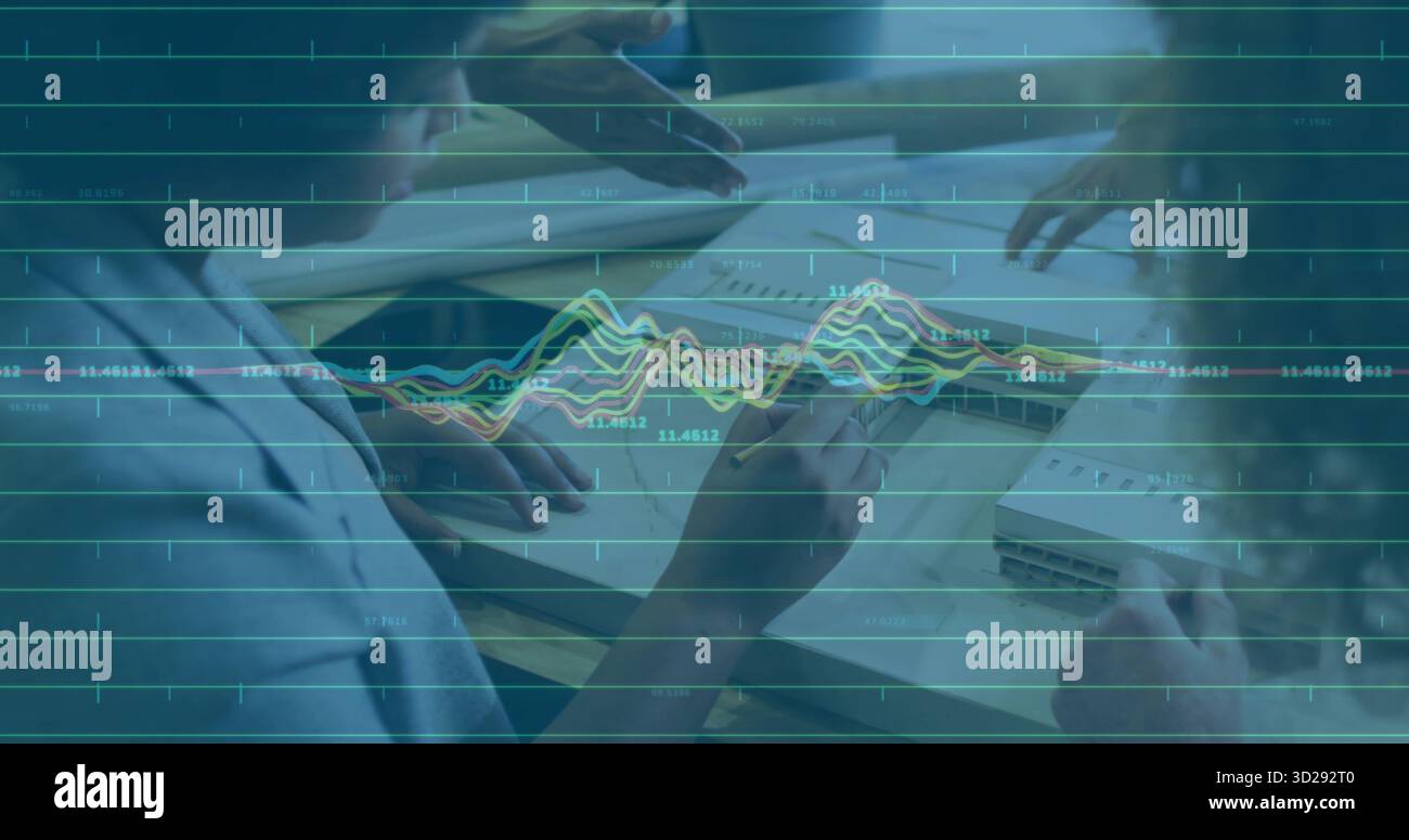 Collaborazione con gli impiegati che esaminano i documenti stampati al tavolo dell'ufficio con laptop e sovrapposizione dei dati Foto Stock