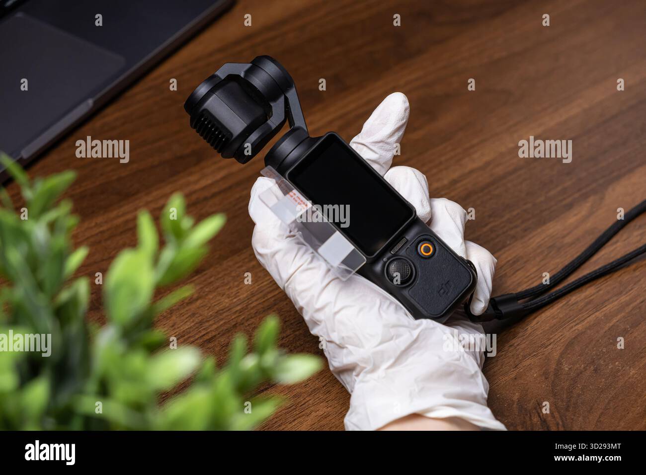 Poznan, Polonia - 16 ottobre 2025: DJI Osmo Pocket, una fotocamera compatta high-tech, è tenuta in mano con i guanti, progettata per catturare Foto Stock