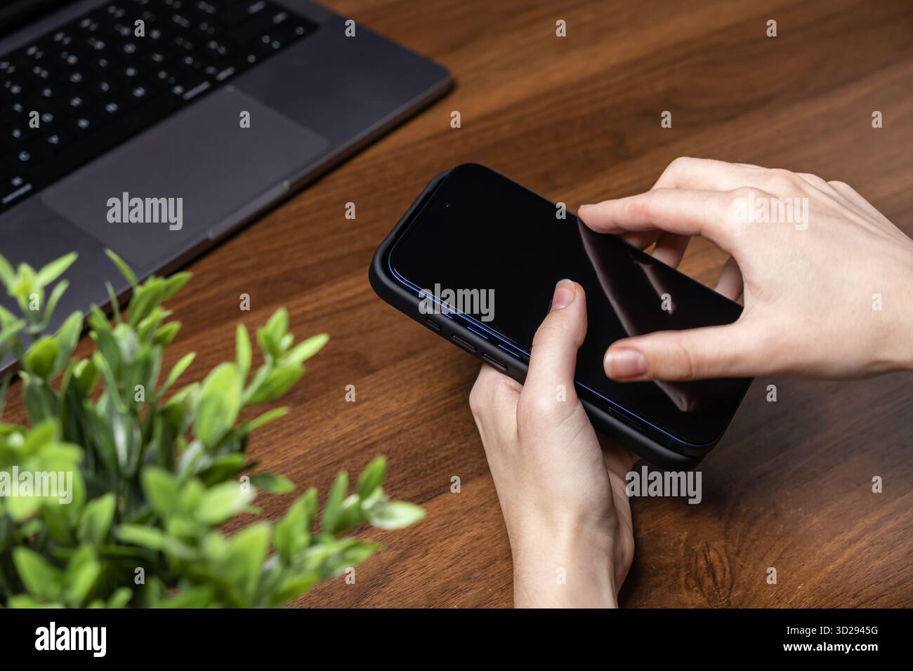 Poznan, Polonia - 16 ottobre 2025: IPhone 17 Pro, tenuto per mano in un elegante caso Native Union, che ritrae la moderna tecnologia mobile e i collegamenti digitali Foto Stock
