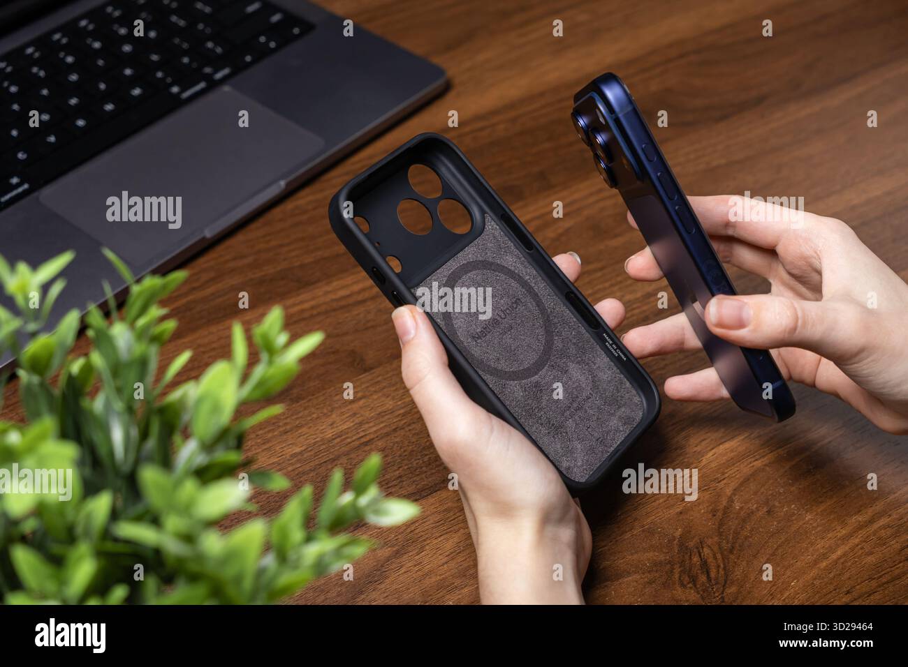 Poznan, Polonia - 16 ottobre 2025: Borsa Union nativa per iPhone 17 Pro presentata insieme allo smartphone blu, evidenziando i dispositivi essenziali protetti Foto Stock