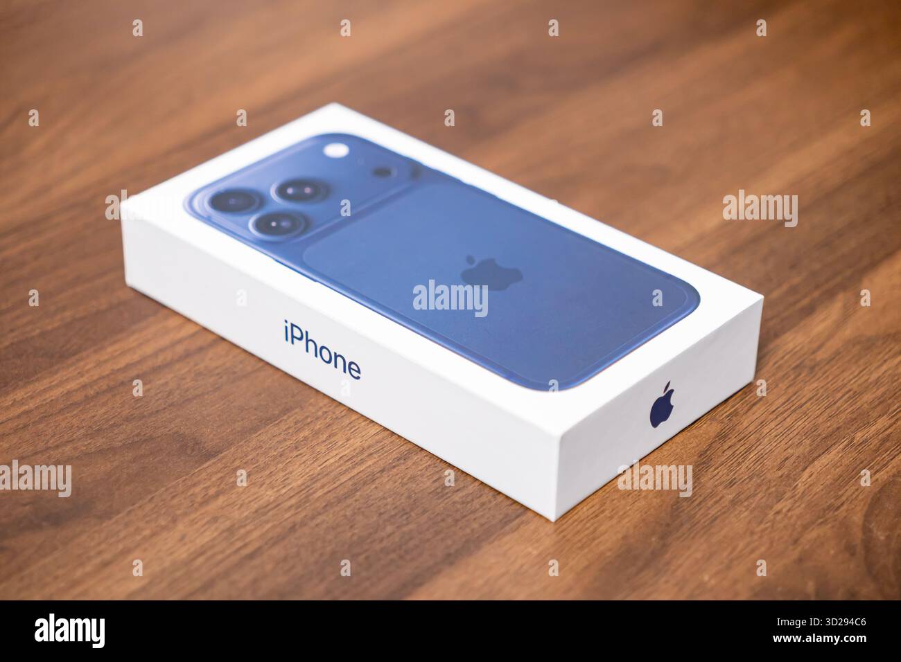 Poznan, Polonia - 16 ottobre 2025: Scatola di vendita iPhone 17 Pro che presenta un moderno smartphone blu, evidenziando il sistema avanzato di tripla fotocamera, simbolo Foto Stock