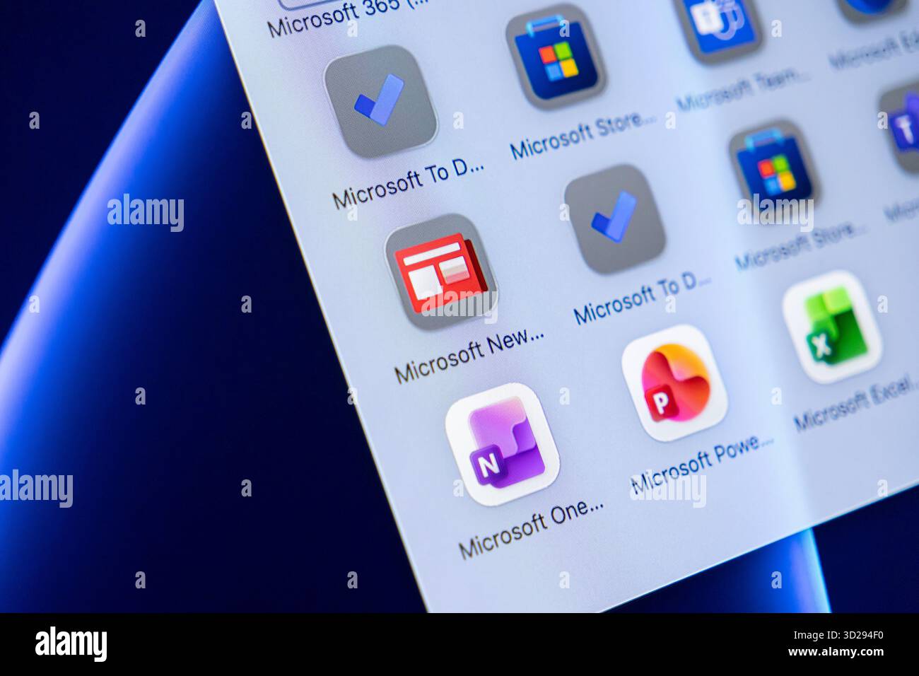 Poznan, Polonia - 16 ottobre 2025: Microsoft To Do, News, OneNote, applicazioni Excel visualizzate sullo schermo, che forniscono strumenti digitali moderni essenziali Foto Stock