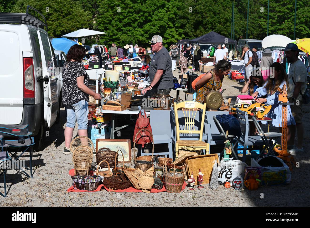 Esposizione o articoli spazzatura e di seconda mano presso una vendita di stivali per auto o vendita nota come vide Grenier o Brocante France Foto Stock