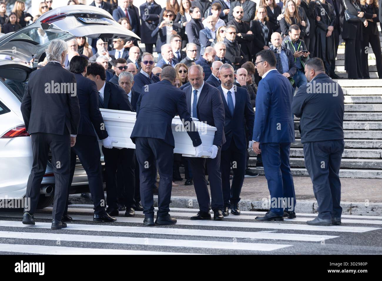 Roma, Italia. 31 ottobre 2025. Funerale di Beatrice Bellucci, la giovane donna morta in un incidente d'auto venerdì 28 ottobre, nella Basilica dei Santi Pietro e Paolo nel quartiere EUR di Roma. Credito: Agenzia fotografica indipendente/Alamy Live News Foto Stock