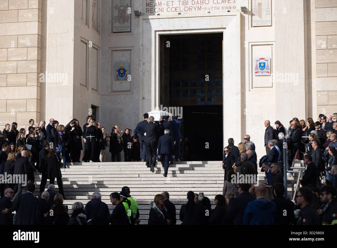 Roma, Italia. 31 ottobre 2025. Funerale di Beatrice Bellucci, la giovane donna morta in un incidente d'auto venerdì 28 ottobre, nella Basilica dei Santi Pietro e Paolo nel quartiere EUR di Roma. Credito: Agenzia fotografica indipendente/Alamy Live News Foto Stock