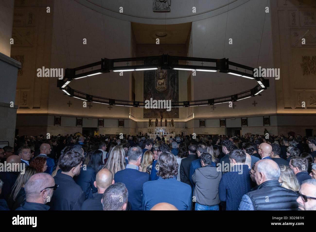 Roma, Italia. 31 ottobre 2025. Funerale di Beatrice Bellucci, la giovane donna morta in un incidente d'auto venerdì 28 ottobre, nella Basilica dei Santi Pietro e Paolo nel quartiere EUR di Roma. Credito: Agenzia fotografica indipendente/Alamy Live News Foto Stock