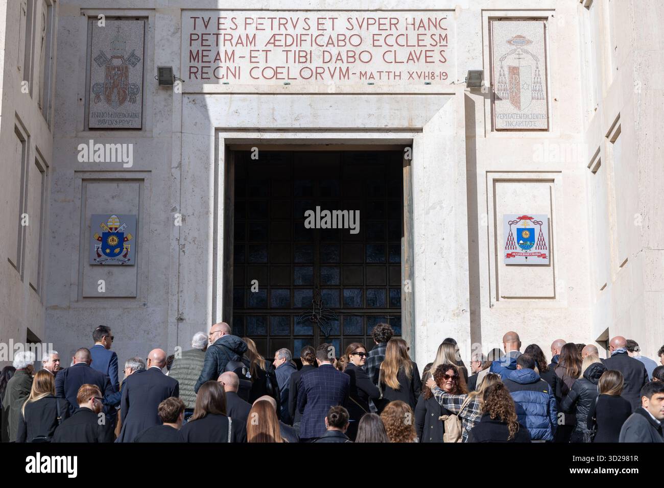 Roma, Italia. 31 ottobre 2025. Funerale di Beatrice Bellucci, la giovane donna morta in un incidente d'auto venerdì 28 ottobre, nella Basilica dei Santi Pietro e Paolo nel quartiere EUR di Roma. Credito: Agenzia fotografica indipendente/Alamy Live News Foto Stock