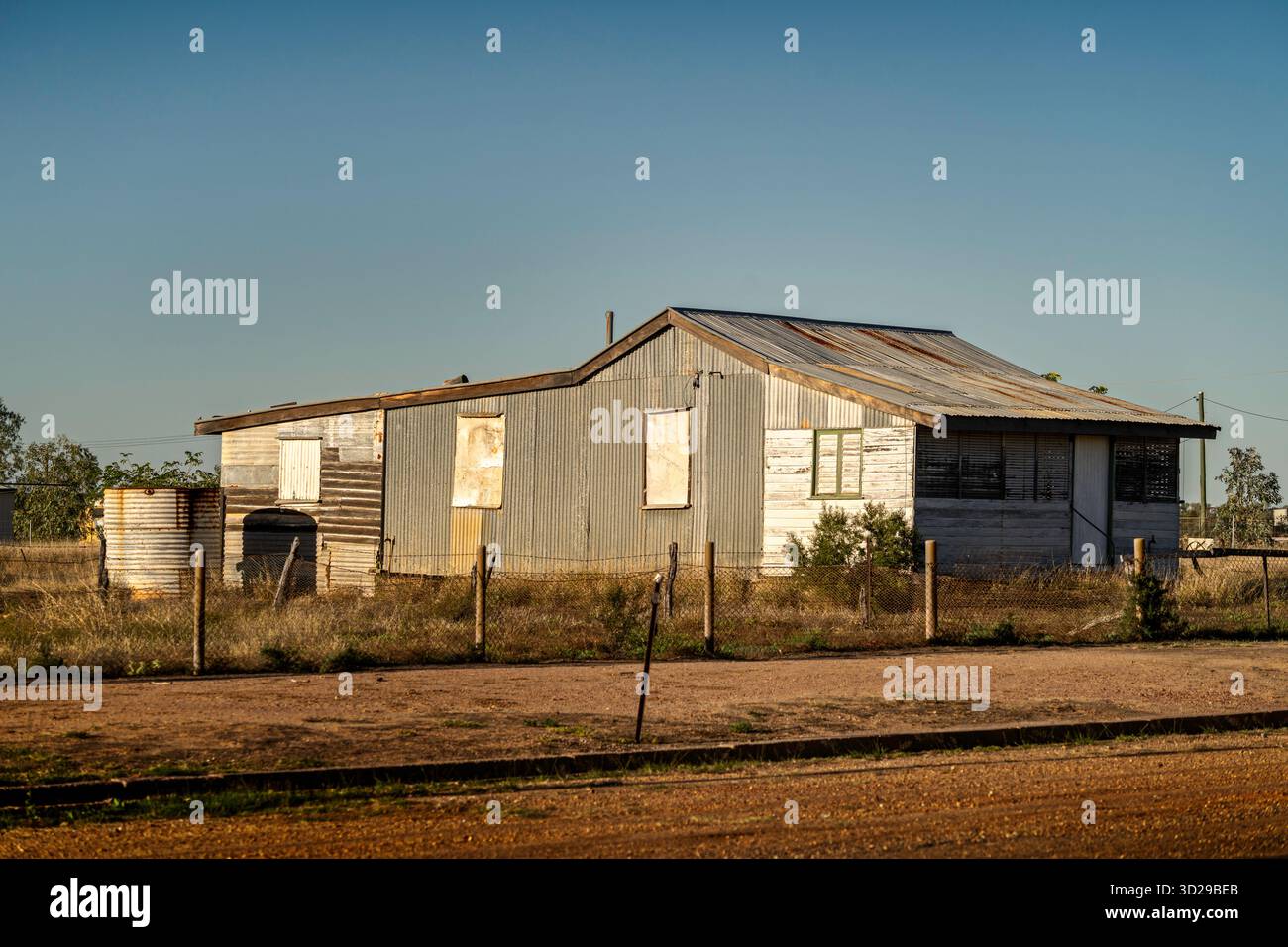 Casa di ferro ondulato abbandonata, Muttaburra, Queensland, Australia Foto Stock