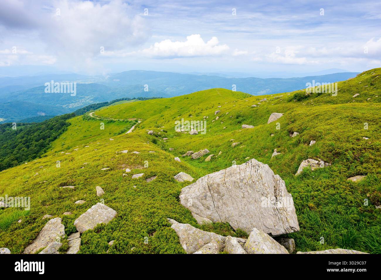 paesaggio montano mozzafiato con massicce rocce sul prato alpino in estate. splendida natura delle alpi carpazie. panorama spettacolare con colline e Foto Stock