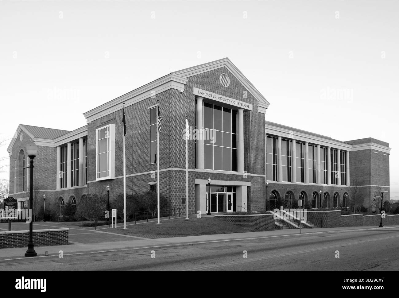 Vista architettonica contemporanea del tribunale della contea di Lancaster a Lancaster, South Carolina, Stati Uniti. Il moderno design del tribunale contrasta con il trad Foto Stock