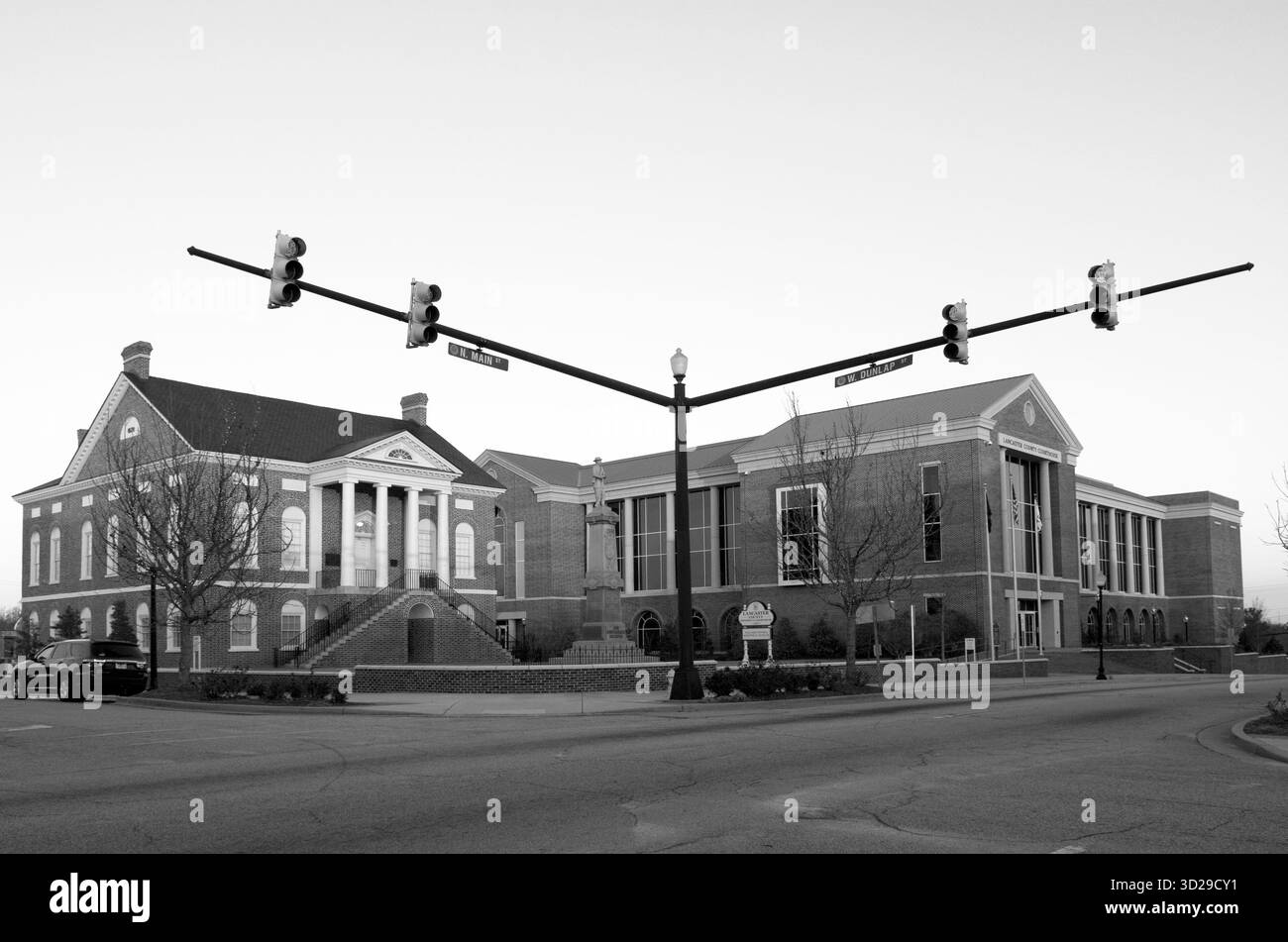 Moderno e storico tribunale della contea di Lancaster e insegna a Lancaster, South Carolina, Stati Uniti. Foto Stock