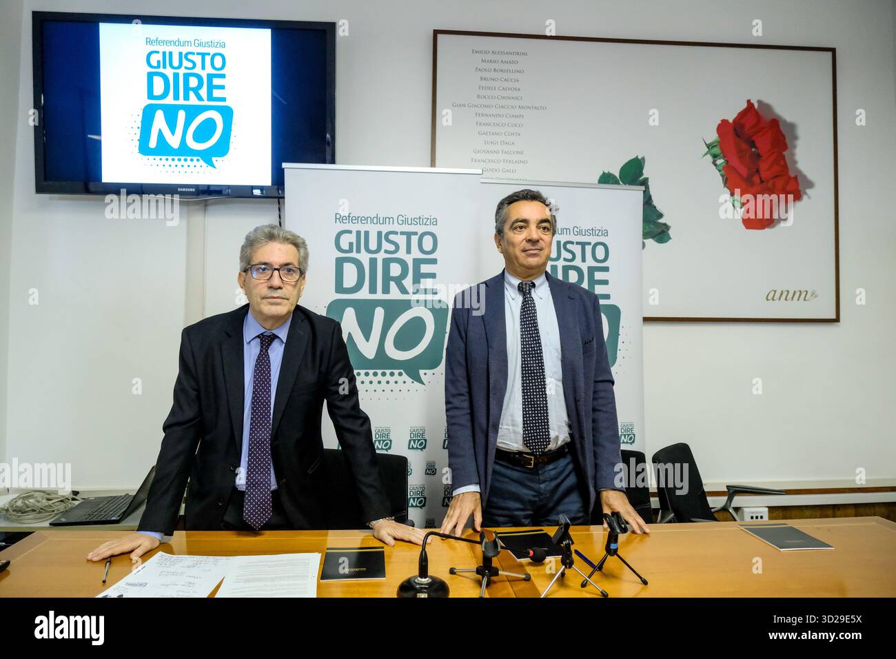 Antonio Diella, presidente esecutivo del comitato, Enrico grosso, presidente onorario del comitato, in occasione della conferenza stampa indetta dall'Associazione Nazionale magistrati ANM di presentazione del Comitato a difesa della Costituzione per il No al referendum sulla giustizia. Sede ANM a Roma Venerdì 31 ottobre 2025. (foto Mauro Scrobogna/LaPresse) Antonio Diella, presidente esecutivo del comitato, Enrico grosso, presidente onorario del comitato, in occasione della conferenza stampa tenuta dall'Associazione Nazionale dei magistrati (ANM) per presentare il 'Comitato per la D Foto Stock