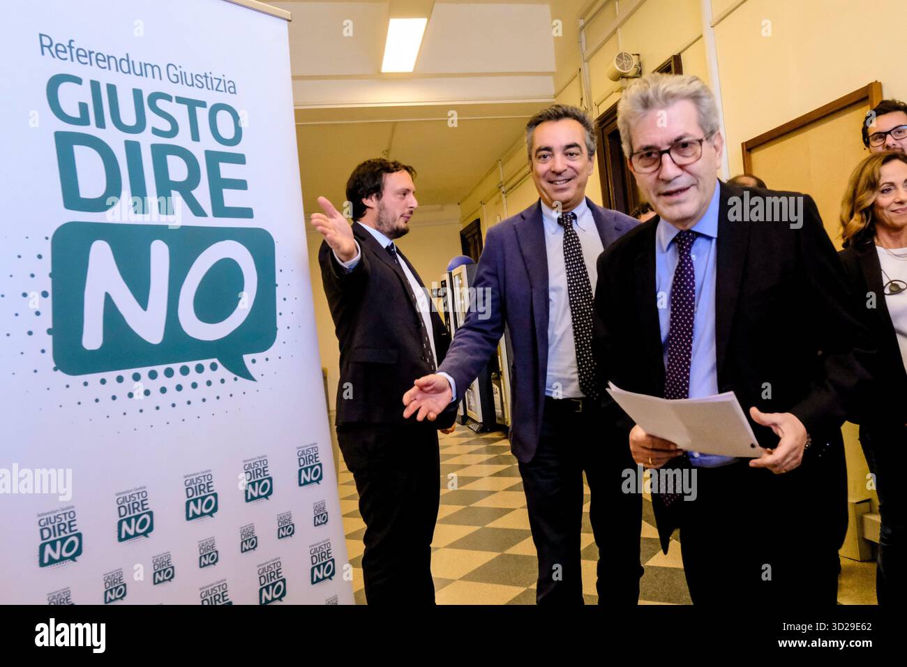 Antonio Diella, presidente esecutivo del comitato, Enrico grosso, presidente onorario del comitato, in occasione della conferenza stampa indetta dall'Associazione Nazionale magistrati ANM di presentazione del Comitato a difesa della Costituzione per il No al referendum sulla giustizia. Sede ANM a Roma Venerdì 31 ottobre 2025. (foto Mauro Scrobogna/LaPresse) Antonio Diella, presidente esecutivo del comitato, Enrico grosso, presidente onorario del comitato, in occasione della conferenza stampa tenuta dall'Associazione Nazionale dei magistrati (ANM) per presentare il 'Comitato per la D Foto Stock