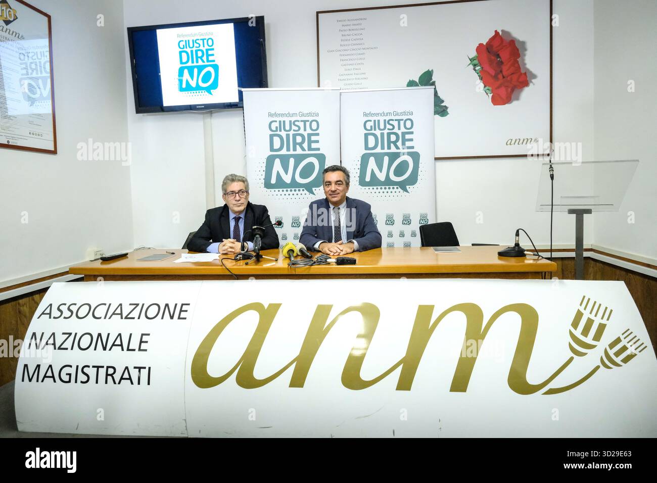 Antonio Diella, presidente esecutivo del comitato, Enrico grosso, presidente onorario del comitato, in occasione della conferenza stampa indetta dall'Associazione Nazionale magistrati ANM di presentazione del Comitato a difesa della Costituzione per il No al referendum sulla giustizia. Sede ANM a Roma Venerdì 31 ottobre 2025. (foto Mauro Scrobogna/LaPresse) Antonio Diella, presidente esecutivo del comitato, Enrico grosso, presidente onorario del comitato, in occasione della conferenza stampa tenuta dall'Associazione Nazionale dei magistrati (ANM) per presentare il 'Comitato per la D Foto Stock