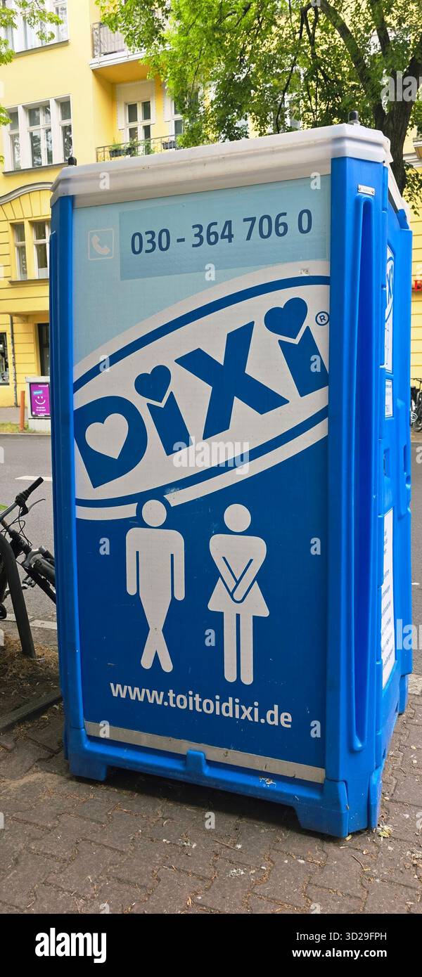 Belin, Germania - 19 maggio 2025: Toilette portatili DIXI nell'area urbana con un design blu vivace e una segnaletica chiara. Foto Stock