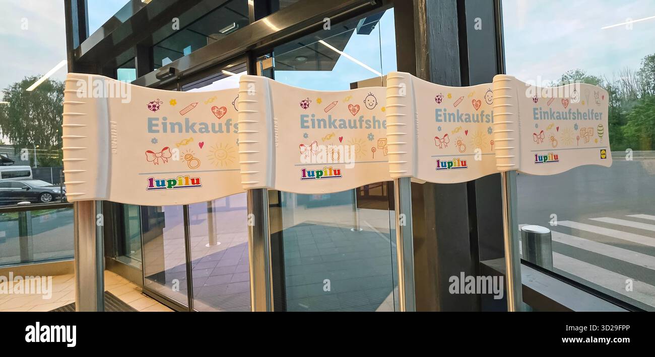 Belin, Germania - 19 maggio 2025: Ingresso al centro commerciale con bandiere colorate con insegne Einkaufen e architettura moderna. - Immagine stock catturata con smartphone