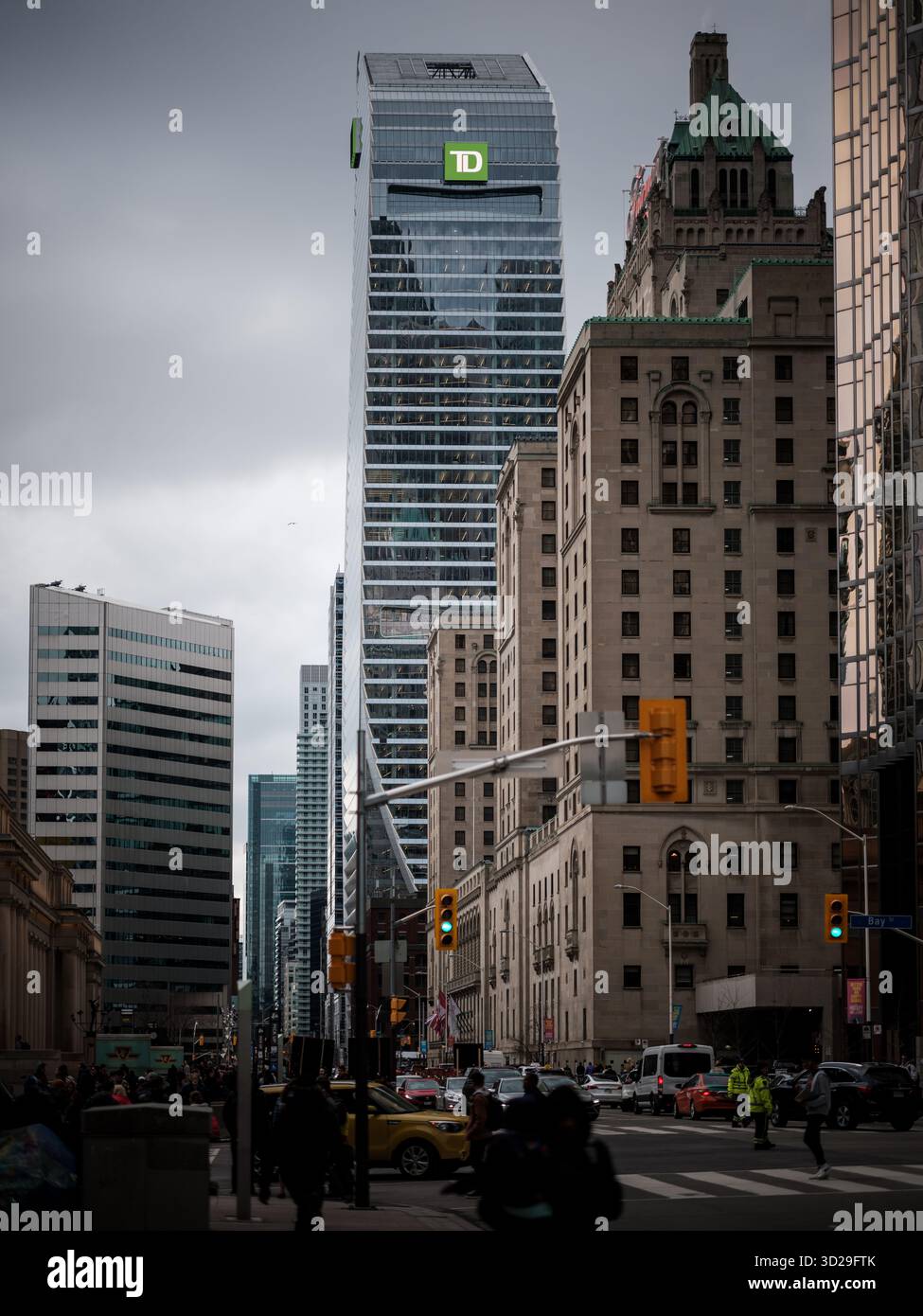 I pendolari si dirigono verso Union Station per il loro viaggio di ritorno alla fine di una giornata di lavoro nel distretto finanziario di Toronto, Canada. Foto Stock