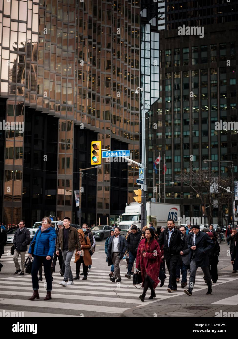 I pendolari si dirigono verso Union Station per il loro viaggio di ritorno alla fine di una giornata di lavoro nel distretto finanziario di Toronto, Canada. Foto Stock