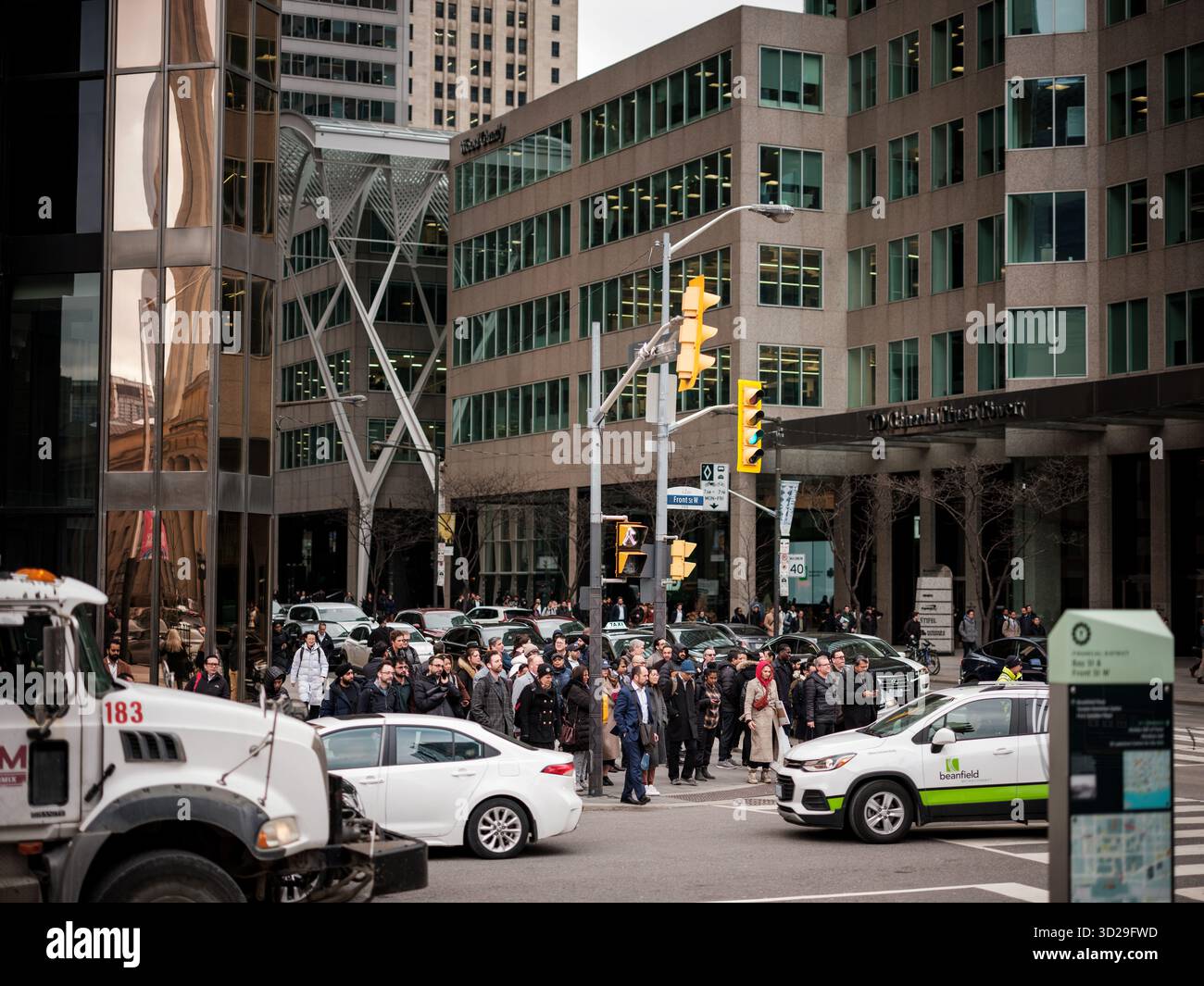 I pendolari si dirigono verso Union Station per il loro viaggio di ritorno alla fine di una giornata di lavoro nel distretto finanziario di Toronto, Canada. Foto Stock