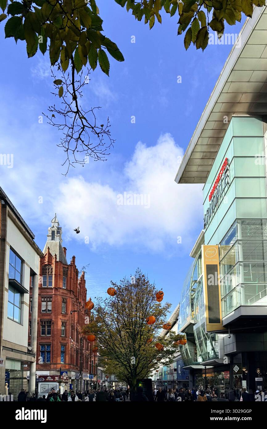 Il centro di Manchester è un'entrata principale al centro commerciale Arndale. Lanterne di Halloween tra gli alberi che fiancheggiano Market Street. - Immagine stock catturata con smartphone