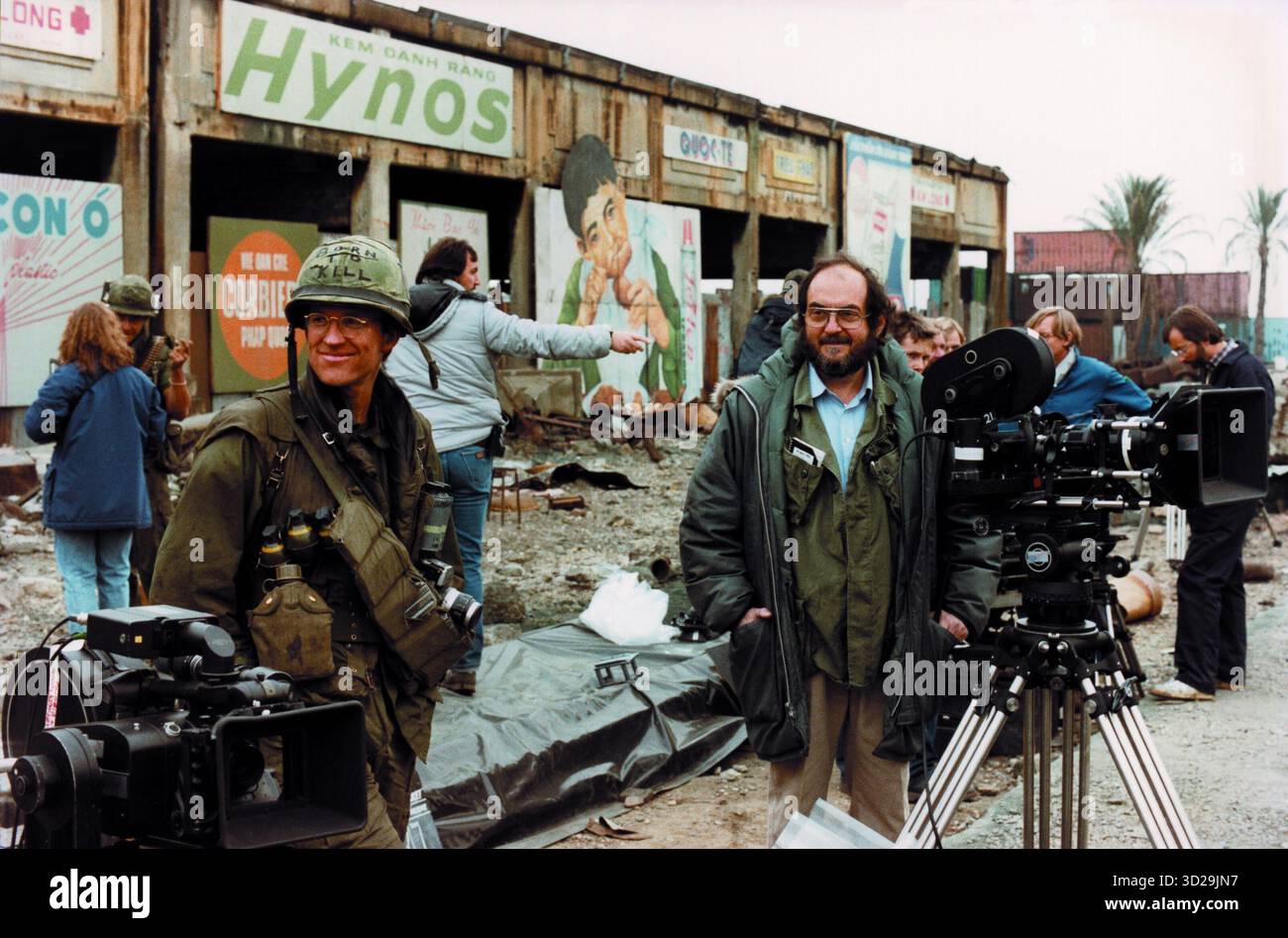 STANLEY KUBRICK e MATTHEW MODINE in LA GIACCA FULL METAL DI STANLEY KUBRICK (1987) - titolo originale: GIACCA FULL METAL -, diretto da STANLEY KUBRICK. Crediti: WARNER BROTHERS / album Foto Stock