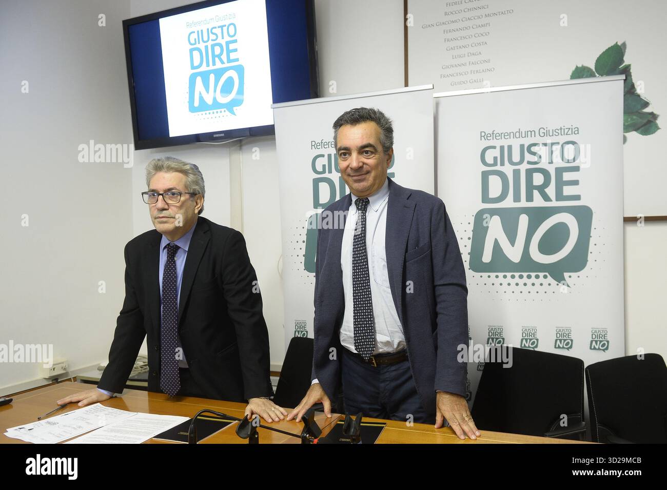 Roma, Italia. 31 ottobre 2025. Roma sede dell'Associazione Nazionale magistrati presso la Corte di Cassazione Conferenza stampa per presentare il Comitato per la difesa della Costituzione per il No al referendum sulla giustizia nella foto Antonio Diella presidente esecutivo dell'ANM Enrico grosso presidente onorario del Comitato per la difesa della Costituzione e per il No al referendum sulla riforma della giustizia credito: Agenzia fotografica indipendente/Alamy Live News Foto Stock