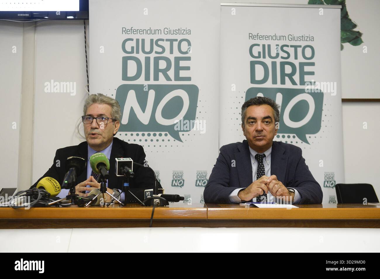 Roma, Italia. 31 ottobre 2025. Roma sede dell'Associazione Nazionale magistrati presso la Corte di Cassazione Conferenza stampa per presentare il Comitato per la difesa della Costituzione per il No al referendum sulla giustizia nella foto Antonio Diella presidente esecutivo dell'ANM Enrico grosso presidente onorario del Comitato per la difesa della Costituzione e per il No al referendum sulla riforma della giustizia credito: Agenzia fotografica indipendente/Alamy Live News Foto Stock