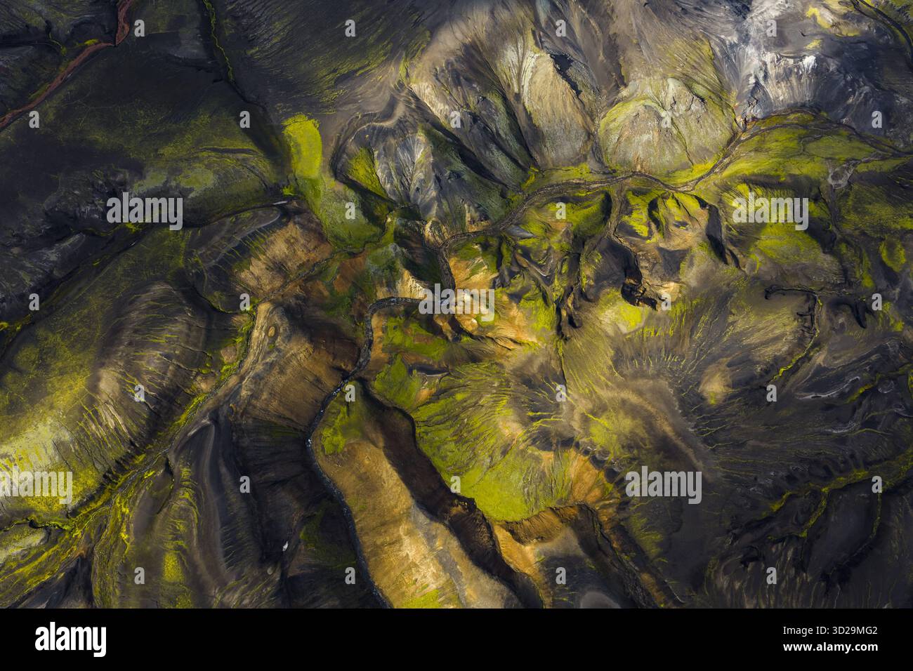 La vista aerea delle creste ricoperte di muschio crea un arazzo di texture e tonalità nelle Highlands, Sveitarfélagið Hornafjörður, Islanda. Foto Stock