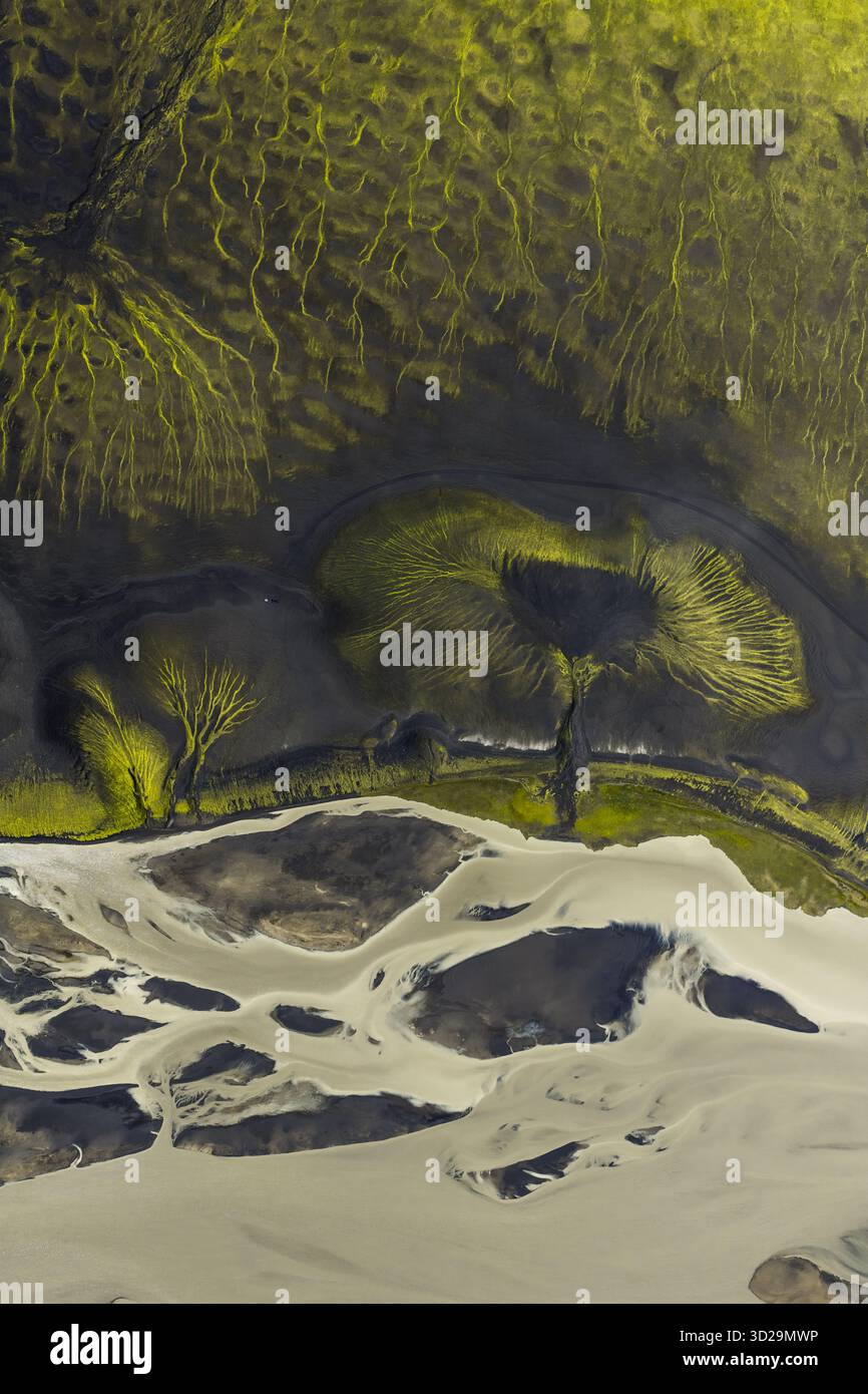 La vista aerea di un paesaggio ultraterreno rivela un arazzo di texture e colori contrastanti nelle Highlands, Sveitarfélagið Hornafjörður, Islanda. Foto Stock