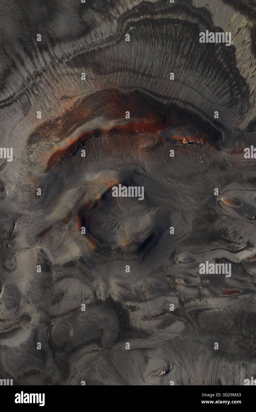 Veduta aerea di un paesaggio aspro dove la terra color ruggine sanguina nel terreno monocromatico, Highlands d'Islanda, Sveitarfélagið Hornafjörður, Icela Foto Stock