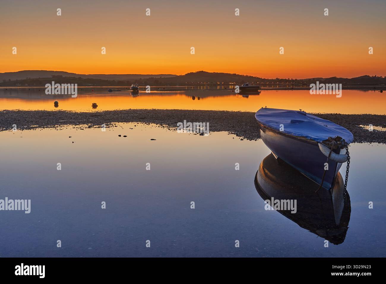 Un calmo e pacifico crepuscolo con la bassa marea sull'estuario di un fiume: Il fiume exe, Exmouth, Devon, Gran Bretagna. Foto Stock