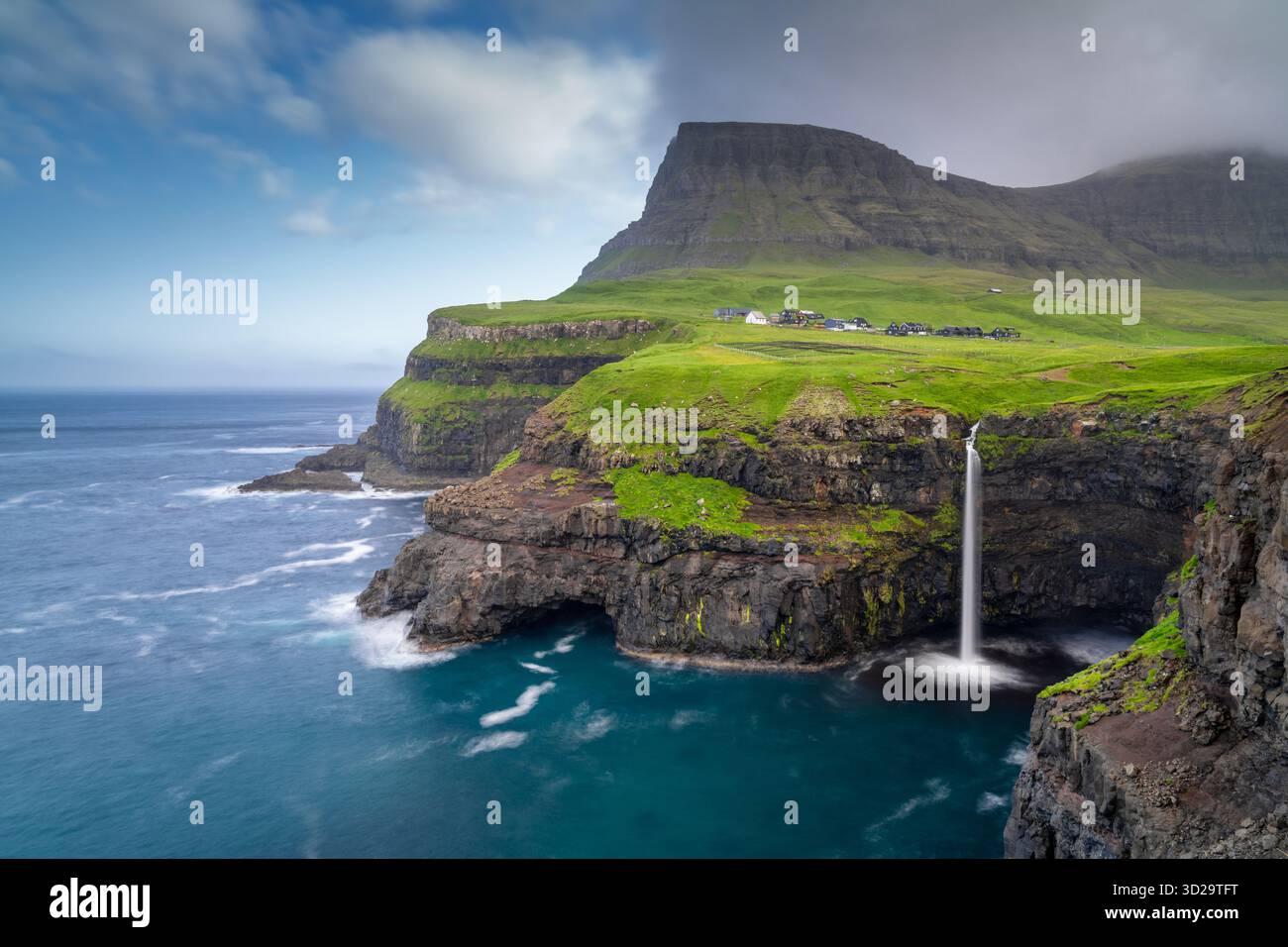 Vista a lunga esposizione della famosa cascata Mulafossur sull'isola Vagar nelle Isole Faroe Foto Stock