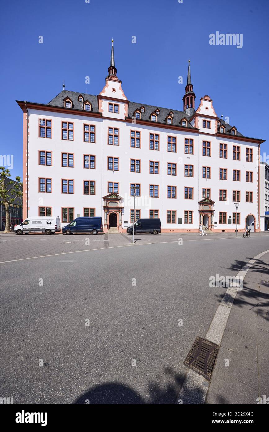 Istituto Leibniz, università storica, edificio storico, facciata con finestre, dormitorio, gable and Tower, asfalto, cielo blu, Cloudless, alte University Foto Stock