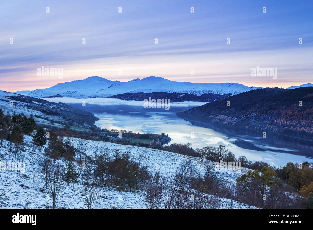 Neve fresca sui Munros di Ben Lawers e Beinn Ghlas, Loch Tay, Perthshire, Scozia, Regno Unito Foto Stock