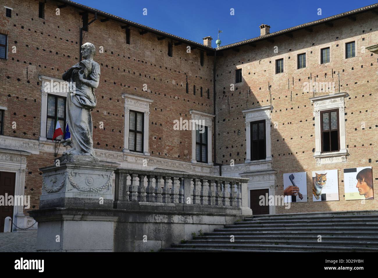 Statua di San Crescentino di fronte al Duomo e alla Galleria Nazionale delle Marche, alla Galleria Nazionale delle Marche, Urbino, Pesaro e Urbino provi Foto Stock