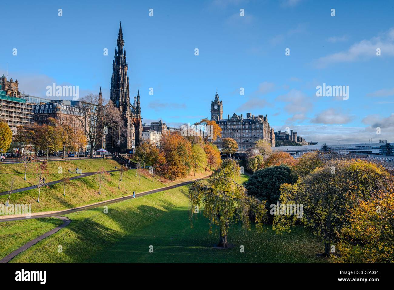 Scenario autunnale dei Princes Street Gardens di Edimburgo, con l'iconico monumento Scott che sorge tra i colori delle foglie autunnali Foto Stock