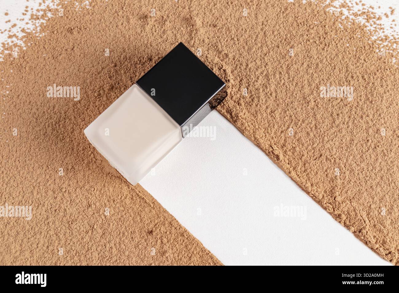 Un'elegante bottiglia di polvere liquida giace sulla traccia lasciata dalla bottiglia sulla polvere secca sparsa di tono bronzo. mockup flacone vuoto Foto Stock